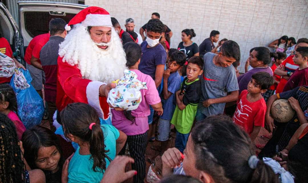 Presidente do PT do Acre vira Papai Noel e distribui brinquedos para crianças